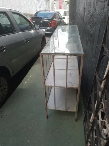 Balcao  de ferro reforçado e tampo de vidro 150 / 50 / 40.
