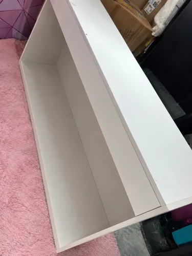 Balcão de loja e vem com divisoria para pendurar roupa dentro