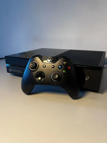 Xbox One Fat 500 GB + Controle + 3 Jogos (Cabos Inclusos)
