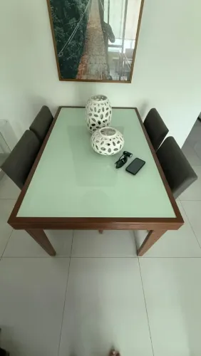Mesa em Madeira Maciça + 4 Cadeiras