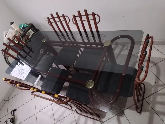 Mesa de vidro com 6 cadeiras em perfeito estado.
