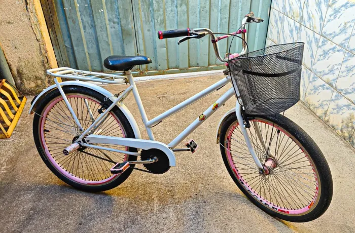 Bicicleta top revisada bem reforçada