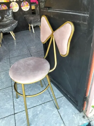 Banqueta cadeira laço rosa com estrutura dourada, estofada em veludo