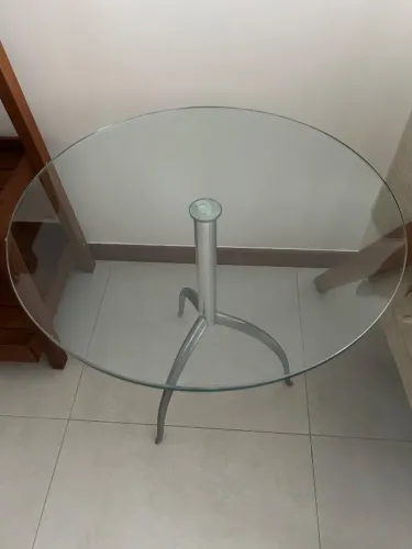 Mesa aparador com tampo de vidro redondo e pés cromados