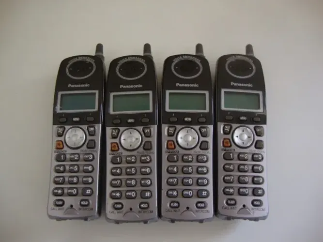 Kit contendo 4 aparelhos sem fio Marca Panasonic Modelo KX-TGA 560 M(Leia o Texto)