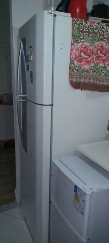 Vende-se uma geladeira esta com um pequeno defeito usei ela por muito tempo de uso
