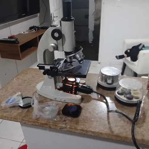 Microscópio Biológico Profissional com Iluminação - Funcionando