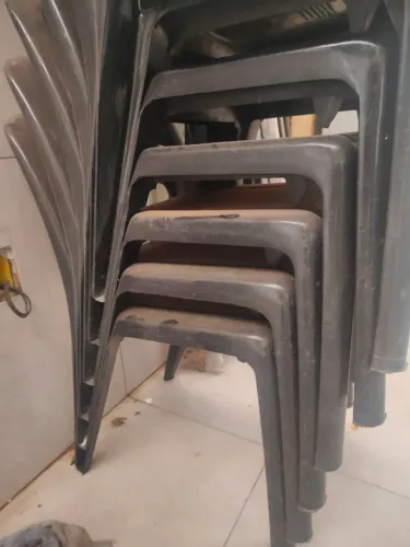 Cadeiras plásticas resistentes novas