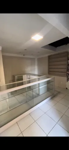 Balcão vitrine em MFD com vidro usado 2 anos