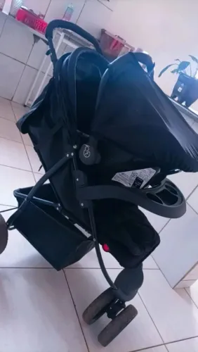 Carrinho de bebê e bebê conforto incluso