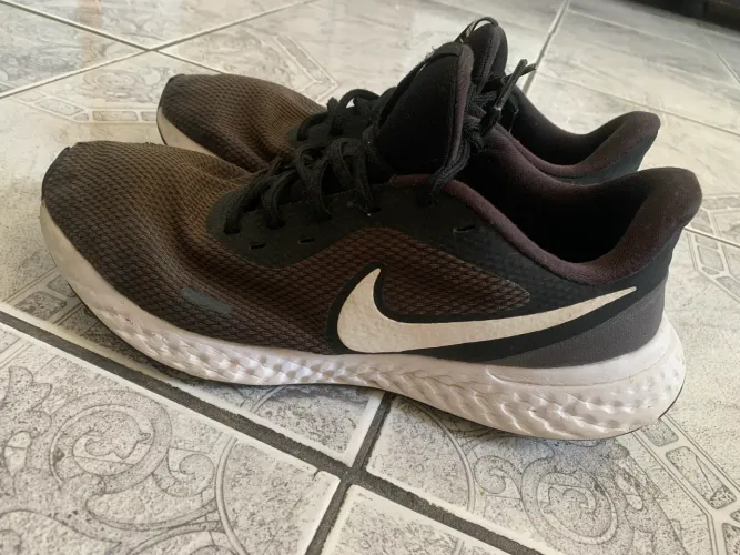 Tênis Nike Revolution 5