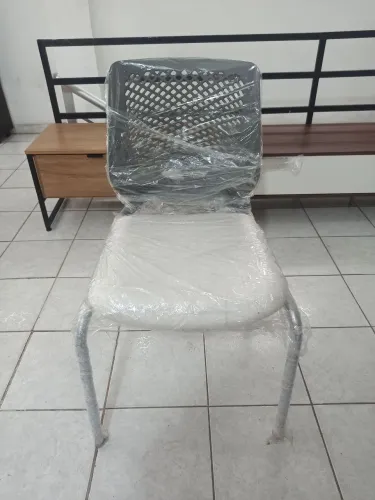Cadeira estofada cinza com branco 