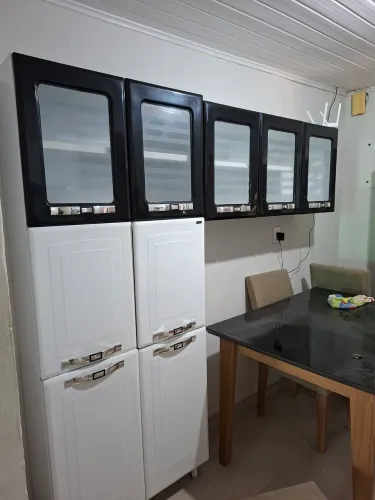 Vende-se armário de parede,branco com preto