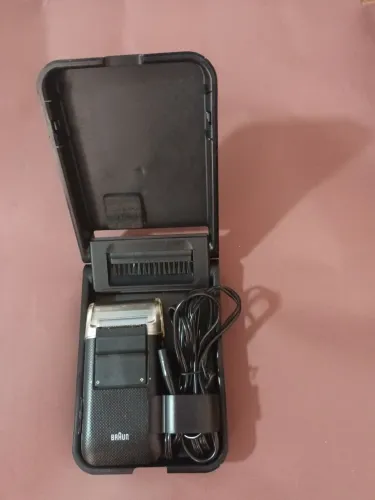Barbeador elétrico BRAUN com estojo original, com escova e cabo de força, funcionando norm