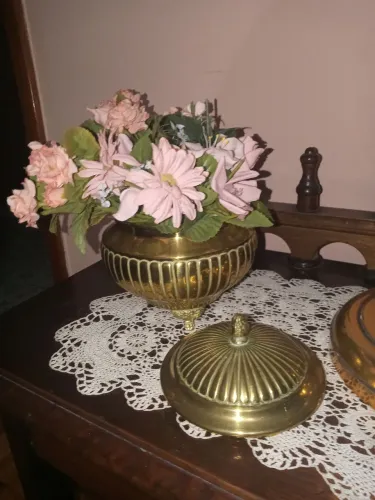 LINDO ARRANJO DE FLORES COM CACHEPÔ DOURADO