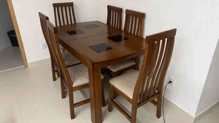 Mesa em madeira com 6 lugares de abrir