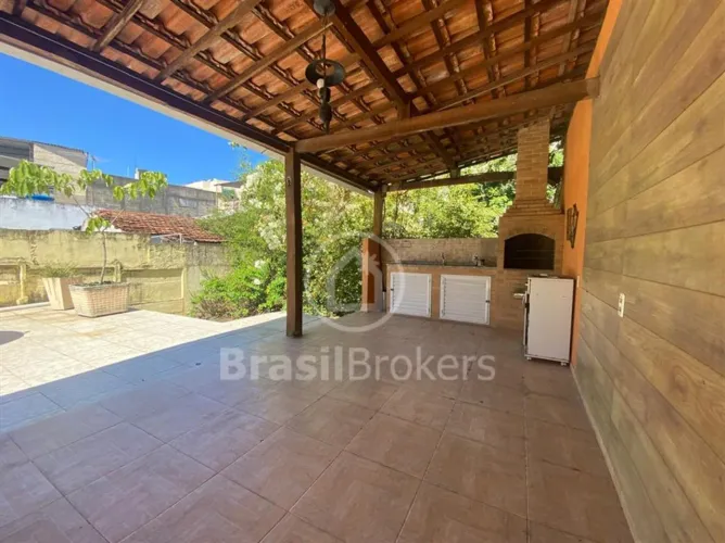 CASA COM QUINTAL LINEAR