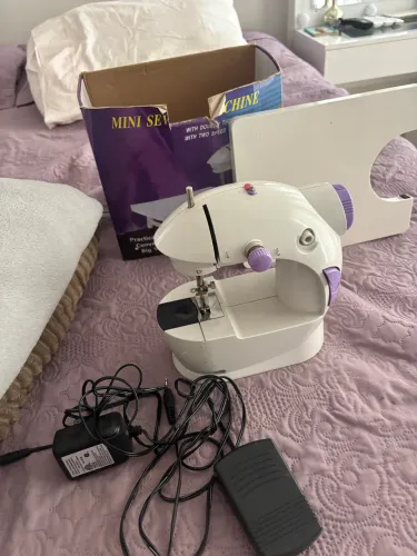mini máquina de costura 