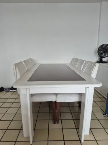 Mesa de madeira maciça, com 6 lugares.