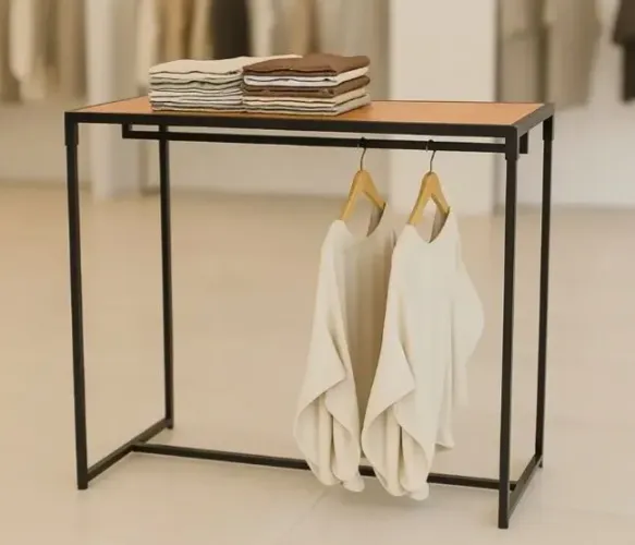 Mesa e arara para lojas