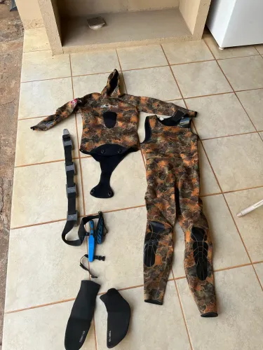 Roupa de mergulho camuflada + acessórios 