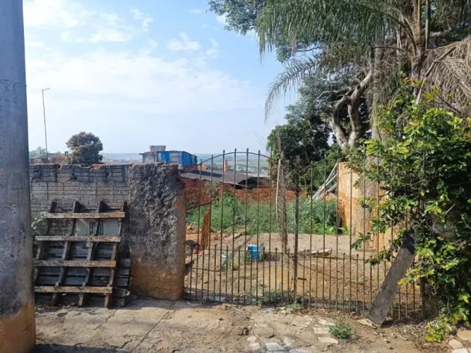 Vende-se terreno 300 metros