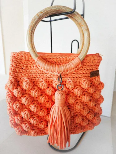 Bolsa de crochê de mão (fio náutico) com alça de acrílico e tassel. 
