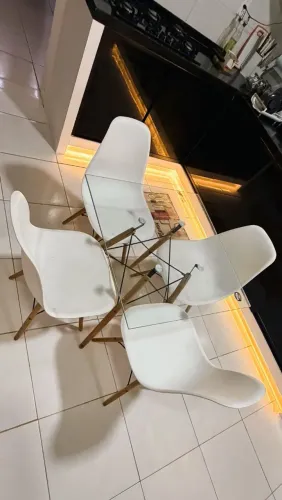 Mesa de vidro estilo Eames com 4 cadeiras Eiffel 