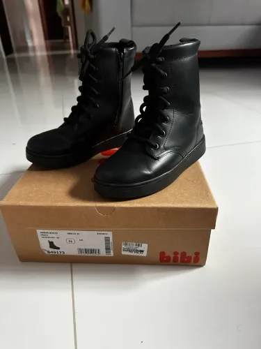 Bota usada apenas uma vez sem marcas de uso