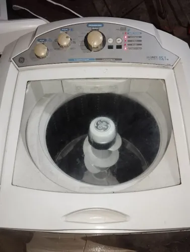 Máquina de lavar 15kilos funcionando tudo aí não cintrefuga mais ela tenta não sei oque e