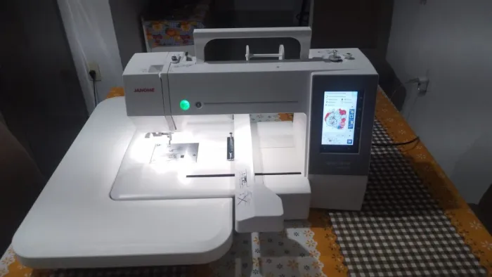 Máquina de bordar JANOME MC 550E