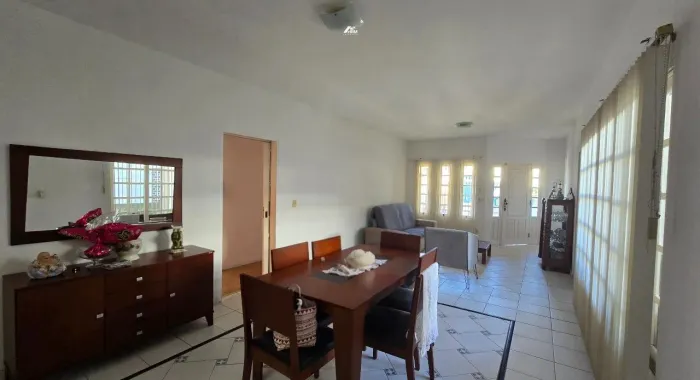 Ampla Residência com 410m² e Terreno de 792m² no Bairro Fazenda em Itajaí