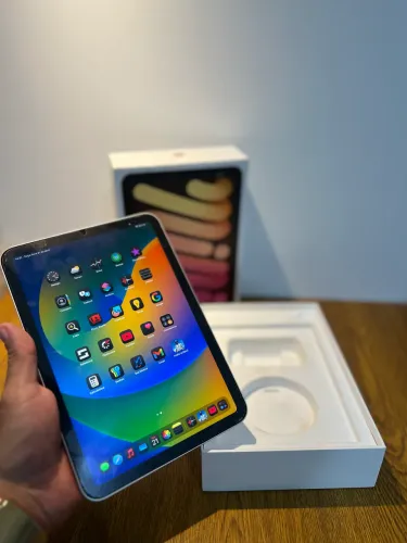 iPad Mini geração 6, esses trinco é na película.