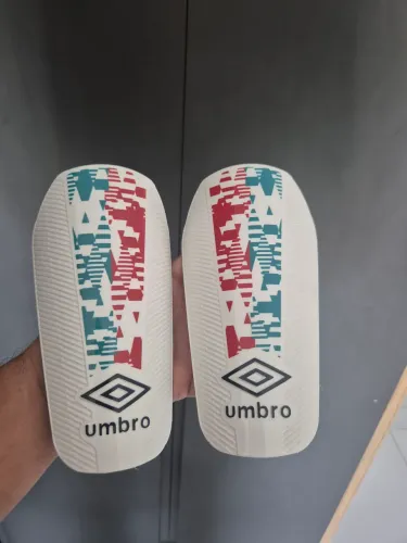 Caneleira Umbro profissional Nova