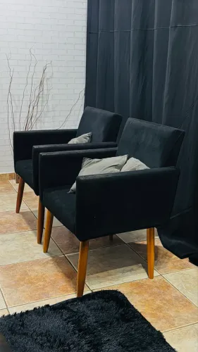 TRÊS UNIDADES. Poltrona Nina, pés palito 