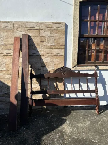 Cama de casal de jacaranda com lastro