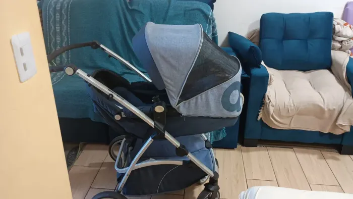 Carrinho de bebê semi novo azul marinho