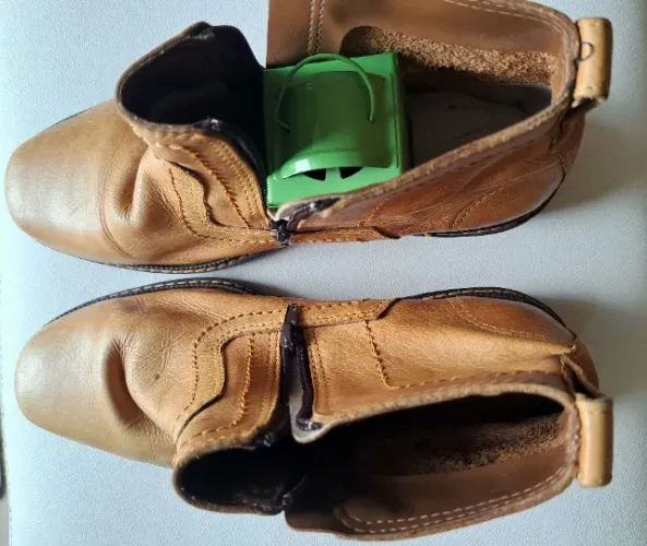 Bota de couro ARIZONA masculina nova, com dois fechos. Tamanho 42.