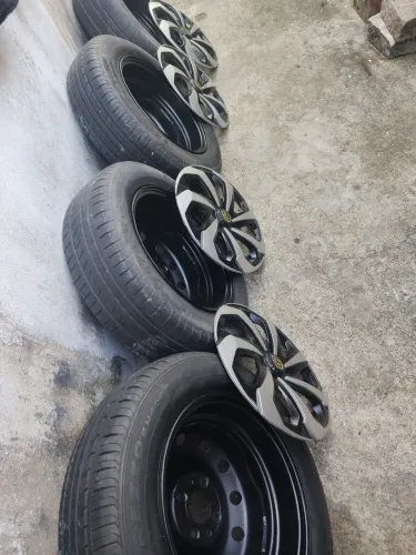 Vende-se 4 pneus e rodas dois pneus novos dois meia vida mais informações no meu whatsapp 