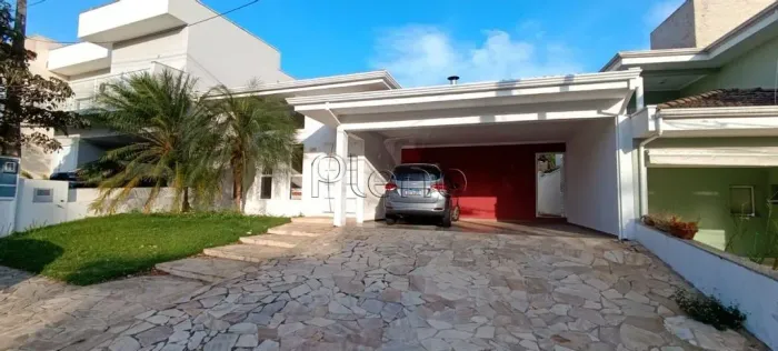 Casa à Venda no Condomínio Madre Maria Villac em Valinhos, no bairro Roncáglia.
