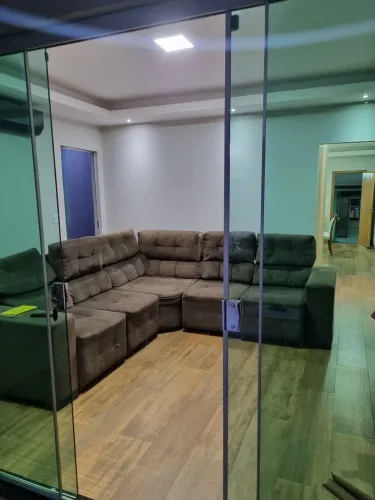 Sofá retrátil gigante sem detalhes 