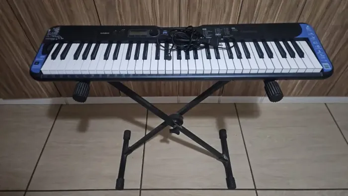 Teclado musical Casio CT-S300 - 61 teclas / Suporte incluso