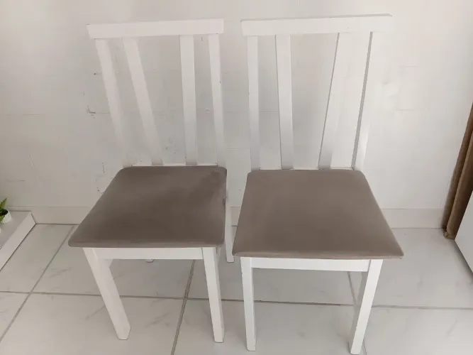 Duas cadeiras branco com cinza usado