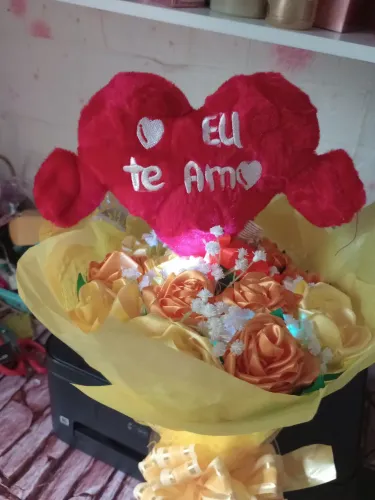 Buquê de flores de cetim perfumadas