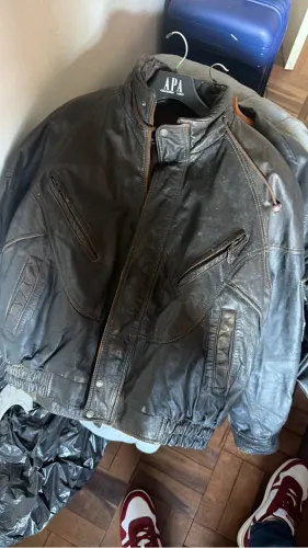 3 Jaquetas de couro