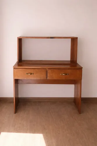 Mesa com nicho de madeira