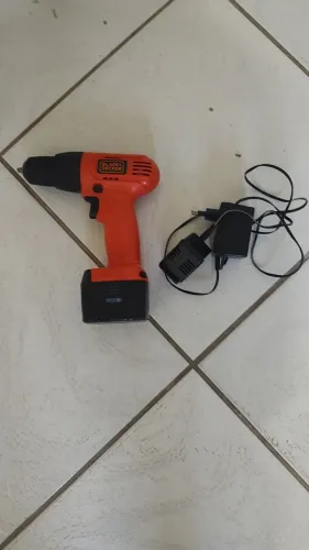 Parafusadeira Black Decker 9, 6 vc com carregador