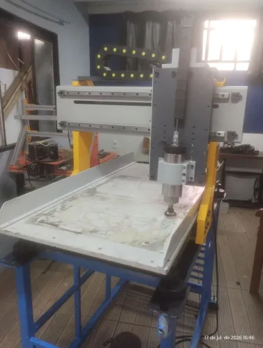 CNC 3d e 2d toda em aço ,pesando uns 400k com área de 900x600x250 completa .