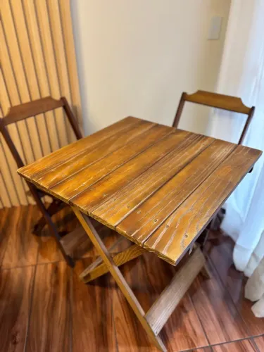 Mesa de madeira dobrável + 2 cadeiras