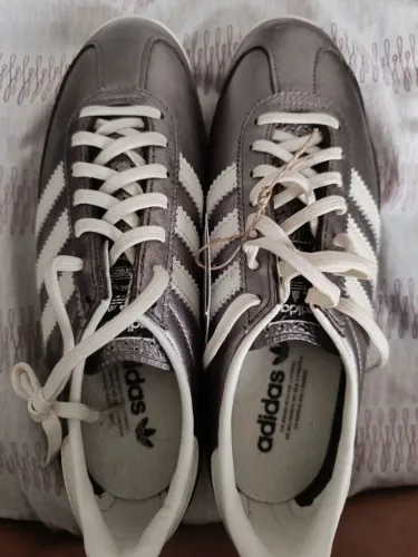 Tênis Adidas SL metalizado